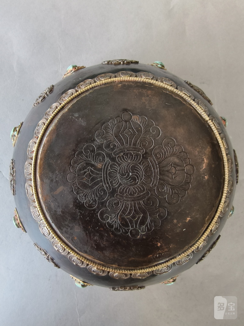 A PARCEL-GILT SILVER AND SEMI-PRECIOUS STONE INLAID METAL BOWL - 图6